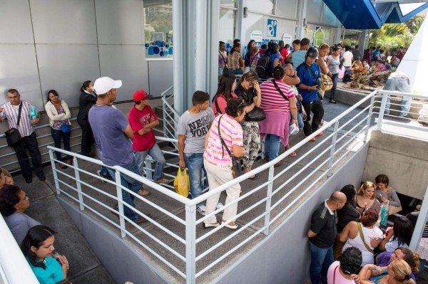 Crónica de una cola ante un comercio en Venezuela
